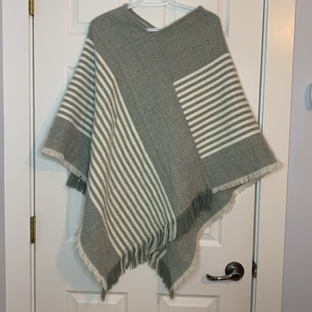 Gray White Woven Striped Poncho Shawl Cape Acrylic One Size Soft Cozy Fringe - Picture 4 of 7